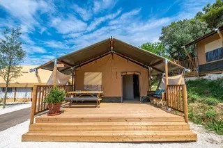 Mietunterkunft - Lodge Safari: Ein Zelt Im Glamping-Stil Mit Einer Großen Terrasse Um Einen Baum Herum, Mit Sanitären - Camping Le Pont de Mazerat
