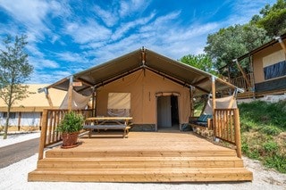 NEW 2023 Lodge Safari: a glamping-style tent with bathroom facilities and a large terrace