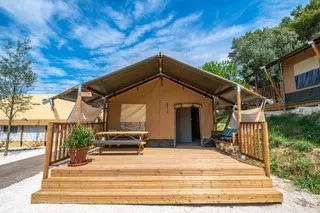 Huuraccommodatie(s) - New 2023 Lodge Safari: Een Tent In Glampingstijl Met Een Groot Terras Rond Een Boom, Met Sanitair - Camping Le Pont de Mazerat