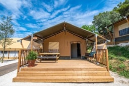 Location - Lodge Safari : Une Tente Esprit Glamping Avec Une Grande Terrasse Autour D'un Arbre, Avec Sanitaire - Camping Le Pont de Mazerat