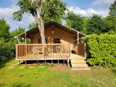 NEW 2023 Lodge Safari: a glamping-style tent with bathroom facilities and a large terrace