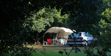 Kampeerplaats(en) - Standplaats + Electriciteit - Camping Au Fil de l'Eau
