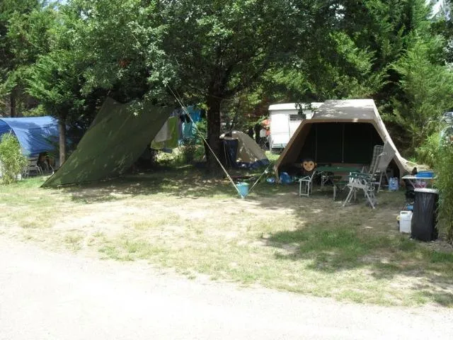 Emplacement Nature Avec Électricité 6 A Inclus   - 80 À 100 M² Pour Tente, Van Et Caravane