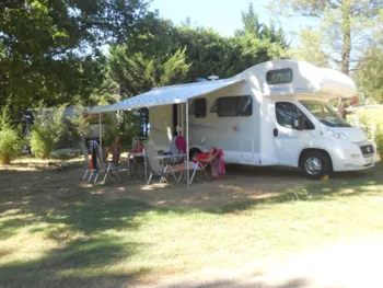 Stellplatz - Camping Pitch With View On The Pond And Shadow - Electricity Included - 100 À 120 M² - Domaine de l'Etang de Bazange | Sites et Paysages 