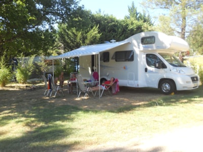 Partial view pitch by the lake - 100 to 120 m² for caravans or motorhomes - 6A electricity included