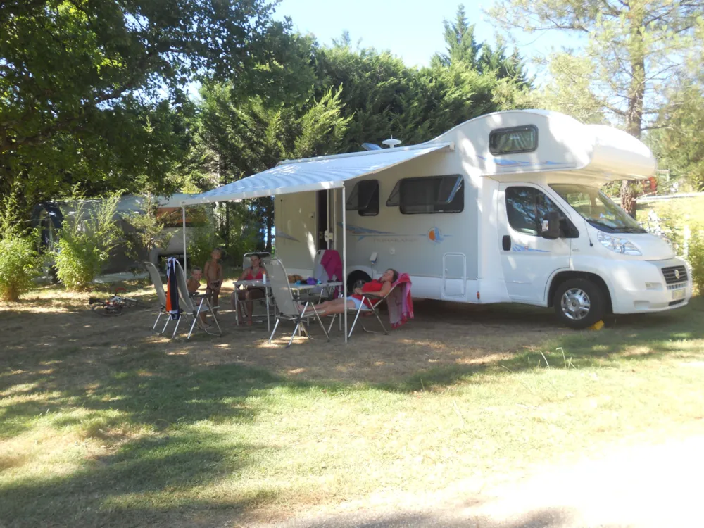 Camping pitch with view on the pond and shadow - Electricity included - 100 à 120 m²