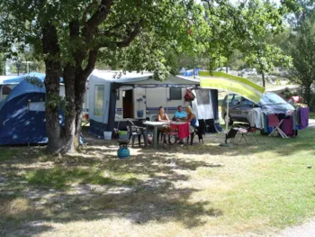 Stellplatz - Grand Confort Pitch - Electricity 16 A Included - Xl 100 To 120 M² - Water And Sewage On The Pitch - Domaine de l'Etang de Bazange | Sites et Paysages 