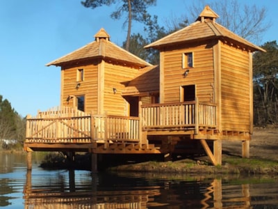 Unusual Premium Castle Cabin with 3 bedrooms, large 50m² deck terrace, TV, dishwasher