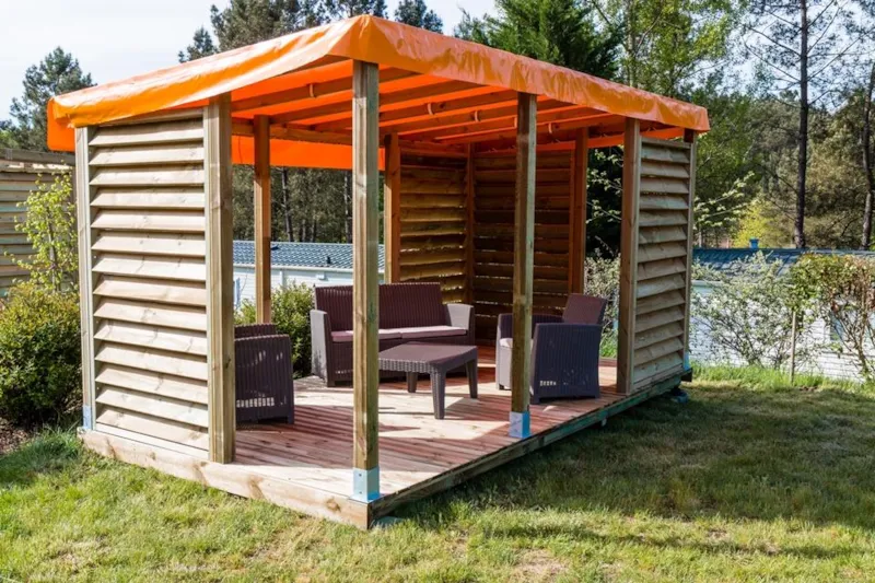 Emplacement Xl Glamping Avec Électricité 10 A Inclus - 120 À 150 M²  Avec Terrasse-Pergolas Bois Et Salon De Jardin Lounge (Canapé, Table Et 2 Fauteuils)