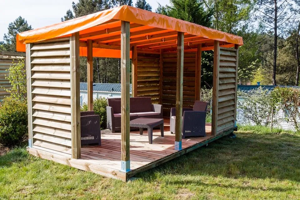 Emplacement XL Glamping avec électricité 10 A inclus - 120 à 150 m²  avec terrasse-pergolas bois et salon de jardin Lounge (canapé, table et 2 fauteuils)