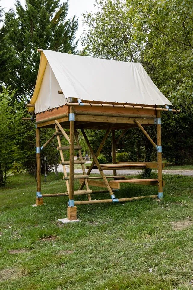 Emplacement Avec Petite Cabane-Tente Perchée, 2 Lits 1 Pers, Table Pique-Nique