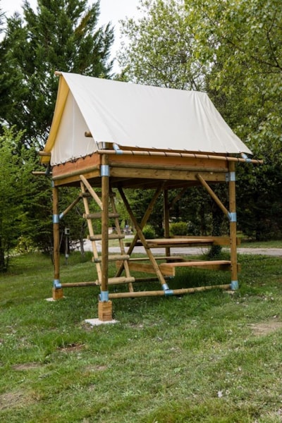 Pitch with small treehouse tent, 2 single beds, picnic table