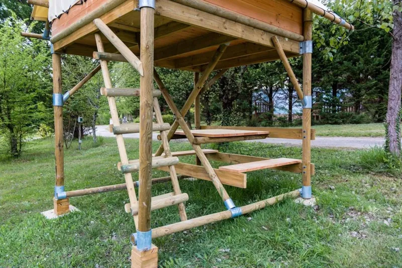 Emplacement Avec Petite Cabane-Tente Perchée, 2 Lits 1 Pers, Table Pique-Nique