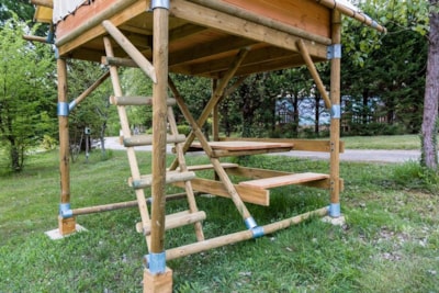 Pitch with small treehouse tent, 2 single beds, picnic table