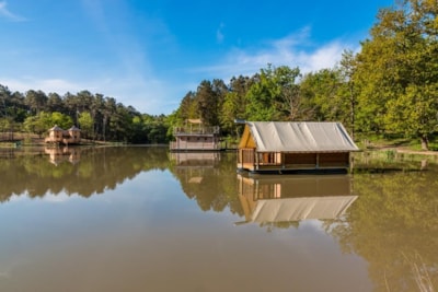 Unusual Premium Castle Cabin with 3 bedrooms, large 50m² deck terrace, TV, dishwasher