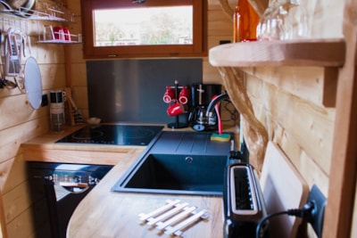 Unusual Premium Castle Cabin with 3 bedrooms, large 50m² deck terrace, TV, dishwasher