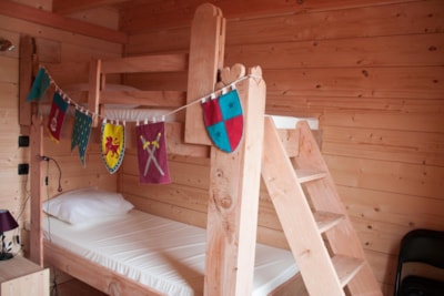 Unusual Premium Castle Cabin with 3 bedrooms, large 50m² deck terrace, TV, dishwasher