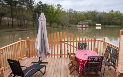 Unusual Premium Castle Cabin with 3 bedrooms, large 50m² deck terrace, TV, dishwasher