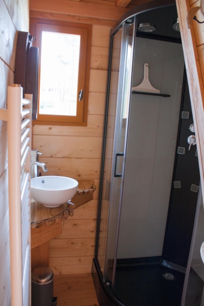 Unusual Premium Castle Cabin with 3 bedrooms, large 50m² deck terrace, TV, dishwasher