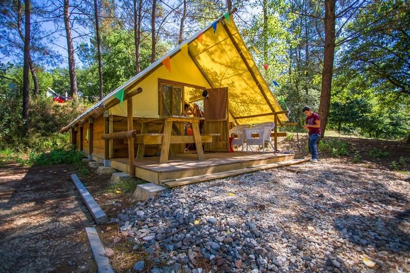 GLAMPING ! Great trapper's cabin with kitchenette, bathroom (shower, sink, toilet), 3 bedrooms