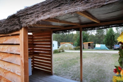 XL Glamping pitch with summer kitchen - 10 A electricity included + pergola terrace - 150 m²