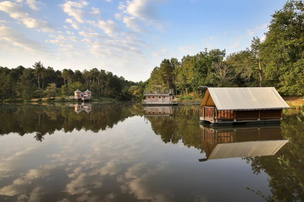 Location - Cabane-Tente Flottante Insolite Nature - Accès Barque - Domaine de l'Etang de Bazange | Sites et Paysages 