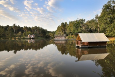 Unusual floating tent cabin in natural surroundings - Access by boat