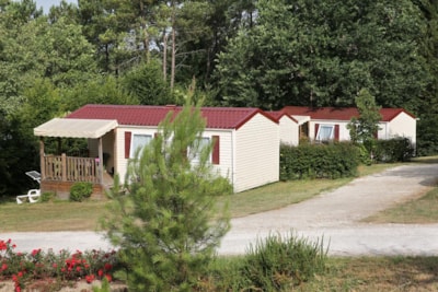 Muscadelle Privilege Cottage - TV, large fridge-freezer, and covered terrace