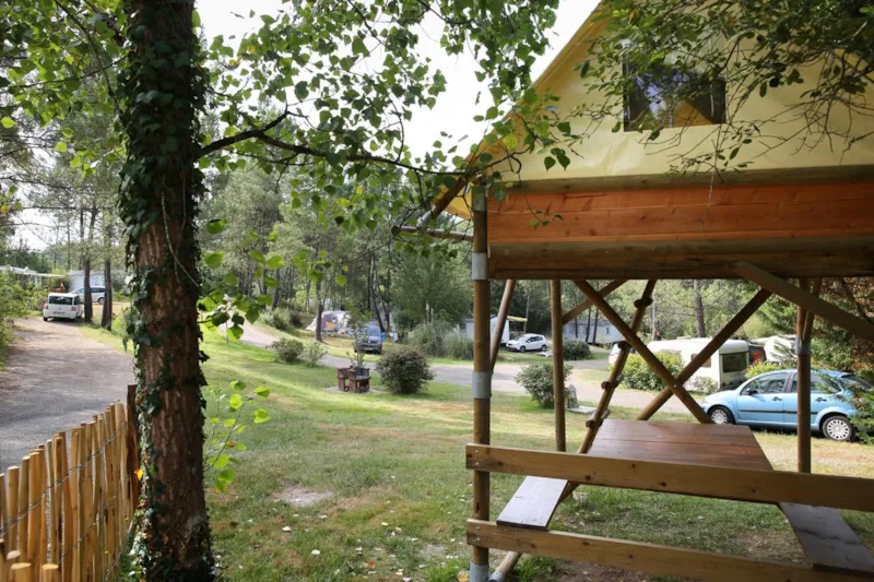 Emplacement Avec Petite Cabane-Tente Perchée, 2 Lits 1 Pers, Table Pique-Nique