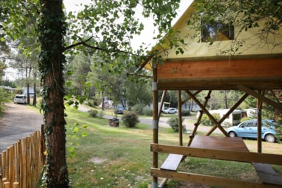 Pitch with small treehouse tent, 2 single beds, picnic table