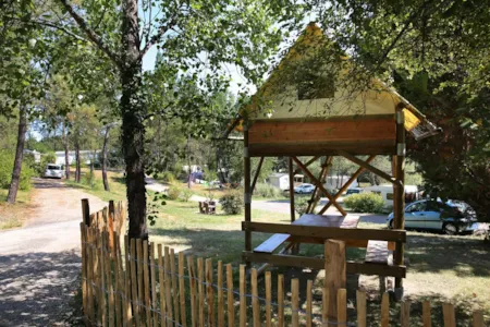 Pitch - Pitch With Small Tent Hut, 2 Single Beds, Picnic Table - Domaine de l'Etang de Bazange | Sites et Paysages 