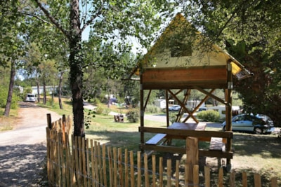 Pitch with small treehouse tent, 2 single beds, picnic table