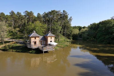 Unusual Premium Castle Cabin with 3 bedrooms, large 50m² deck terrace, TV, dishwasher