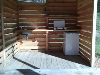 Stellplatz - Glamping Pitch Xl 150M² + Terrace With Wooden Pergolas With Shutters For More Privacy, + Summer Kitchen (Sink With Cold Water, Stove 2 Burners, Refrigerator, Picnic Table, Lighting) + Electricity 10 A - Domaine de l'Etang de Bazange | Sites et Paysages 