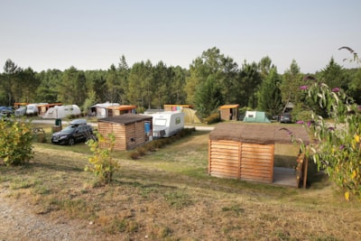 XL Glamping pitch with summer kitchen - 10 A electricity included + pergola terrace - 150 m²