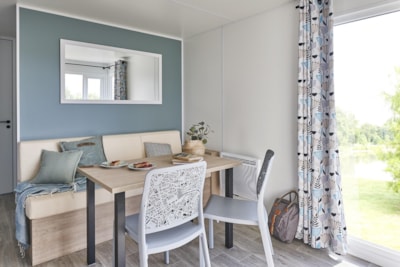 Premium Lodge cottage with lake view, TV, air conditioning, covered terrace