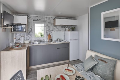 Premium Lodge cottage with lake view, TV, air conditioning, covered terrace