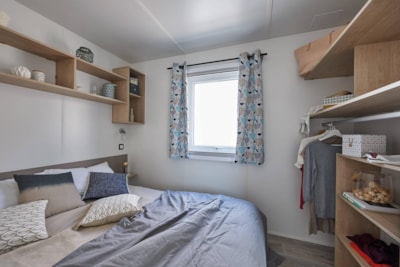 Premium Lodge cottage with lake view, TV, air conditioning, covered terrace