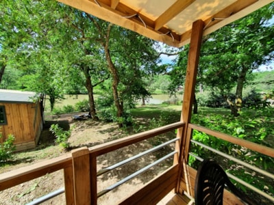 Premium Lodge cottage with lake view, TV, air conditioning, covered terrace