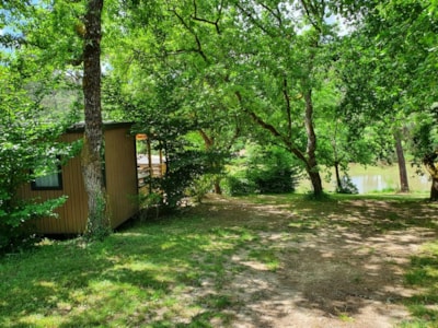 Premium Lodge cottage with lake view, TV, air conditioning, covered terrace