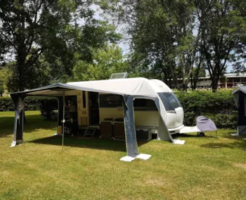 Stellplatz - Forfait 'Confort' (1 Emplacement   2 Adultes   Électricité 10A) - Camping L'Agrion Bleu