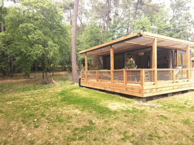 Premium chalet with double exposure facing the pond
