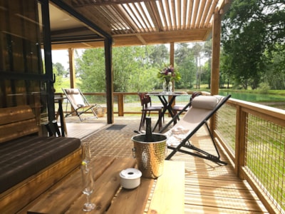 Premium chalet with double exposure facing the pond
