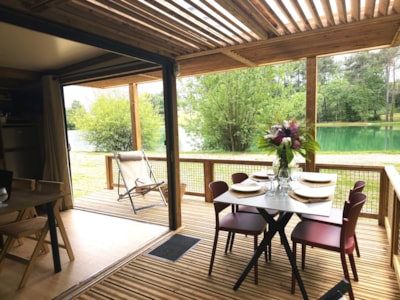 Premium chalet with double exposure facing the pond
