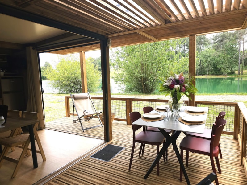Premium chalet with double exposure facing the pond