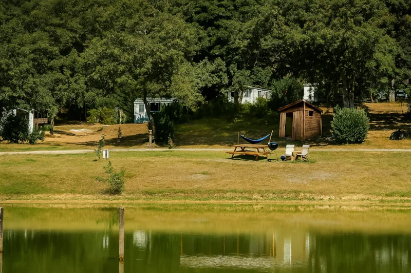 Emplacement Vip Face A L 'Etang Avec Salle De Bain Et Cuisine Privative