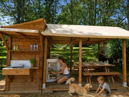 Emplacement Vip Face A L 'Etang Avec Salle De Bain Et Cuisine Privative