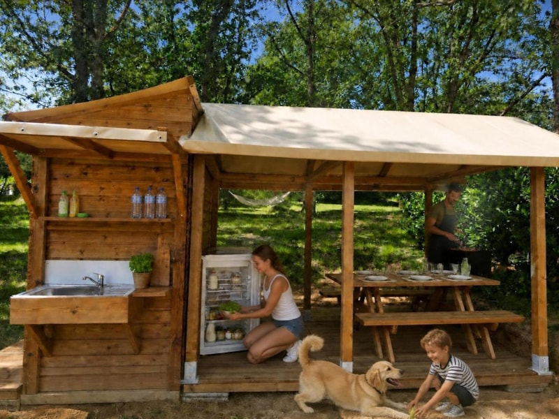 EMPLACEMENT VIP FACE A L 'ETANG AVEC SALLE DE BAIN ET CUISINE PRIVATIVE