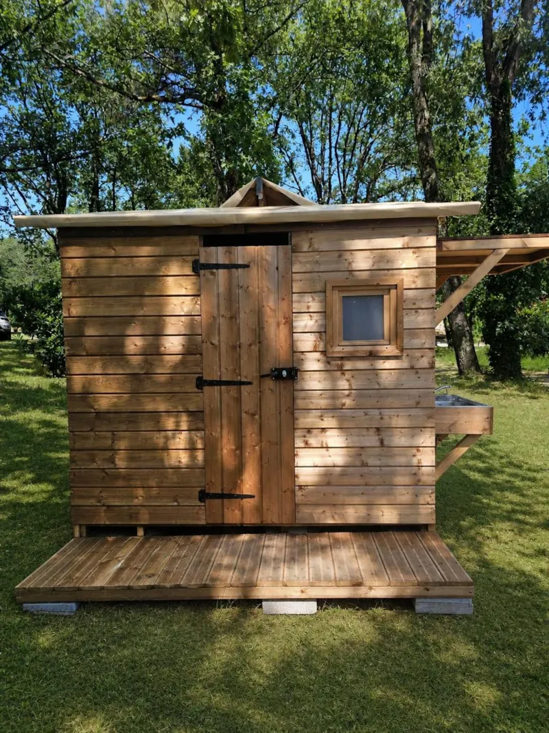 Emplacement Vip Face A L 'Etang Avec Salle De Bain Et Cuisine Privative