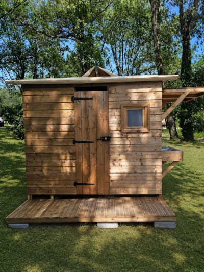 VIP LOCATION FACING THE LAKE WITH PRIVATE BATHROOM AND KITCHEN